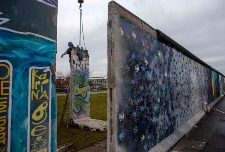 Uma imobiliária alemã quer remover parte dos vestígos do muro de Berlim para construir um condomínio de luxo | REUTERS