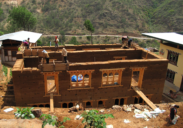 Construção tradicional da zona rural do Butão (imagem retirada do blogue https://jeninbhutan.wordpress.com).