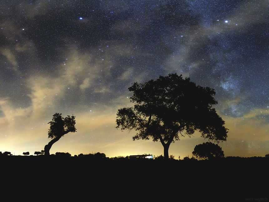 Vista da Juromenha sobre a Via Láctea. Fotografia: Miguel Claro.
