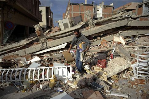 Estragos avultados causados por um sismo na cidade de Lorca, Espanha, em maio de 2011. Foto: Pedro Armestre/AFP.
