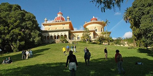 Vista dos relvados para o Palácio de Monserrate (Foto: pt.wikipedia.org).