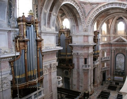 Vista dos seis órgãos do século XIX da Basílica do Convento de Mafra