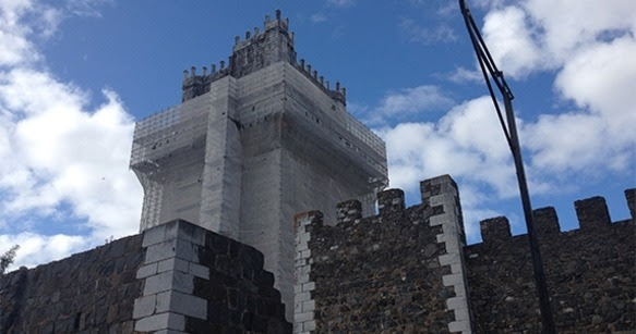Vista da torre de menagem durante os trabalhos de reparação estrutural