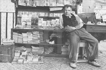 Sid Kerner, “Vendedor de jornais e revistas”, Rua do Regedor, 1967 in Arquivo Fotográfico da C.M.L.